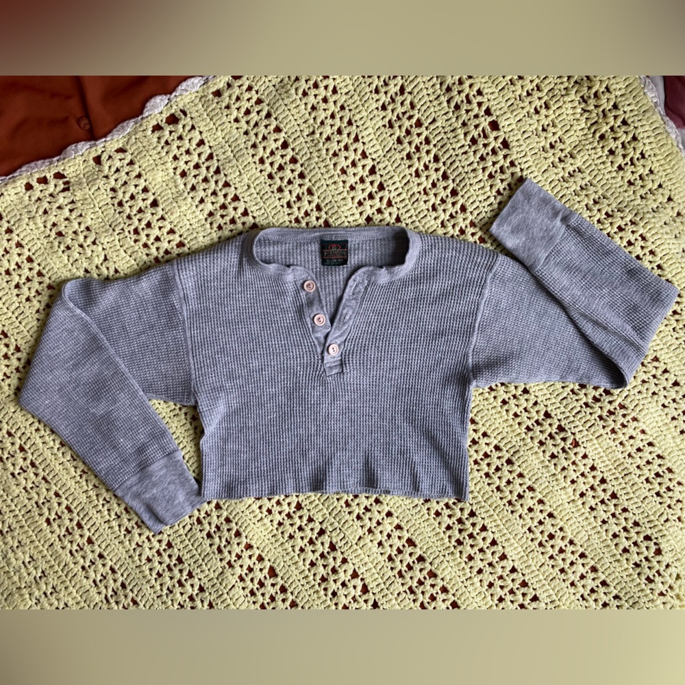 Grey super cropped woman’s shirt